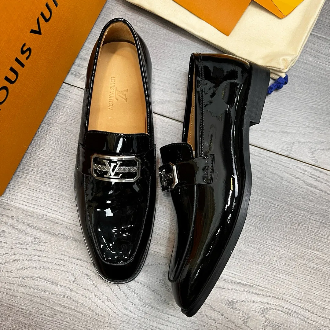 Factory price: 520💰-(LV) men’s formal leather shoes! Genuine molded horsebit, a classic must-have for your shoe cabinet! The feet are particularly delicate! This Gucci original version is a set last, and we are consistent with the counter! Therefore, it is more comfortable in terms of last shape and comfort! Take it to the counter and compare at will! Good shoes are more than just what they make! But grasp the essence from the inside out! Material: Imported first-layer cowhide! Genuine leather outsole imported from Italy, size: 39-44 (38/45 customized, non-refundable)